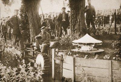 Un modello di mulino ad acqua, Eastcote, illustrazione da Prigionieri tedeschi in Gran Bretagna da English Photographer